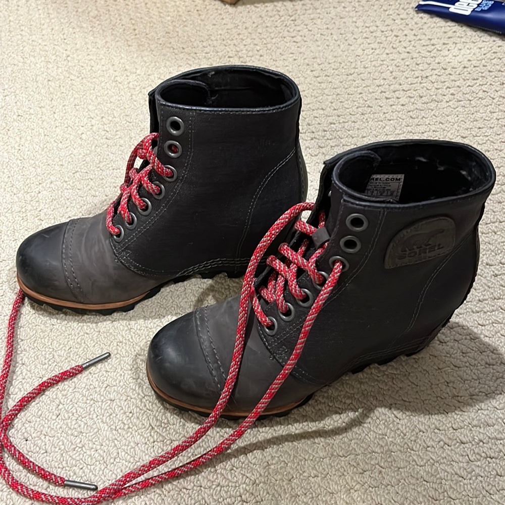 Sorel lace up hidden wedge (joanie style) boot